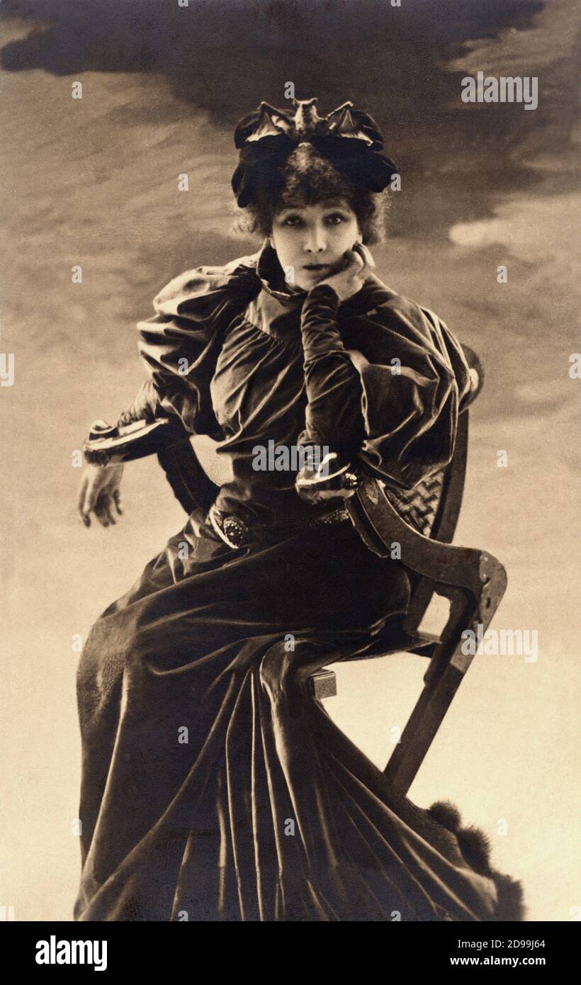 1895 c: Die berühmteste französische Schauspielerin SARAH BERNHARDT ( geborene Henriette Rosine Bernard , Paris 1844 - 1923 ) mit Fledermaus auf Hut - ATTRICE - TEATRO - THEATHER - PIPISTRELLO - CAPPELLO - SCHWARZES KLEID - ABITO NERO - VELLUTO - VELVET - BELLE EPOQUE - DUNKLE DAME -- -- Archivio GBB Stockfoto