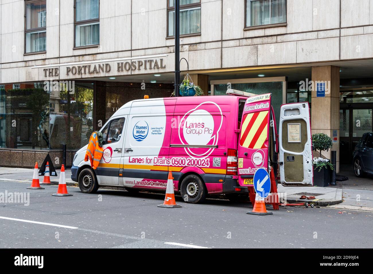 Ein Lanes Group PLC-Van, der mit Thames Water zusammenarbeitet, um die Abflüsse außerhalb des Portland Hospital, Great Portland Street, London, Großbritannien, zu reparieren Stockfoto