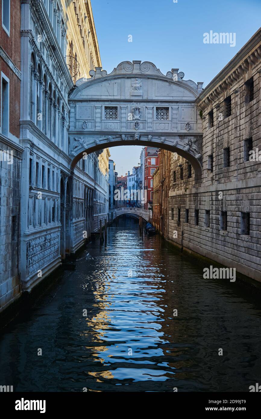 Venedig, Italien. Seufzerbrücke. Traditioneller schmaler Kanal in Venedig, Italien. Sommer Stockfoto