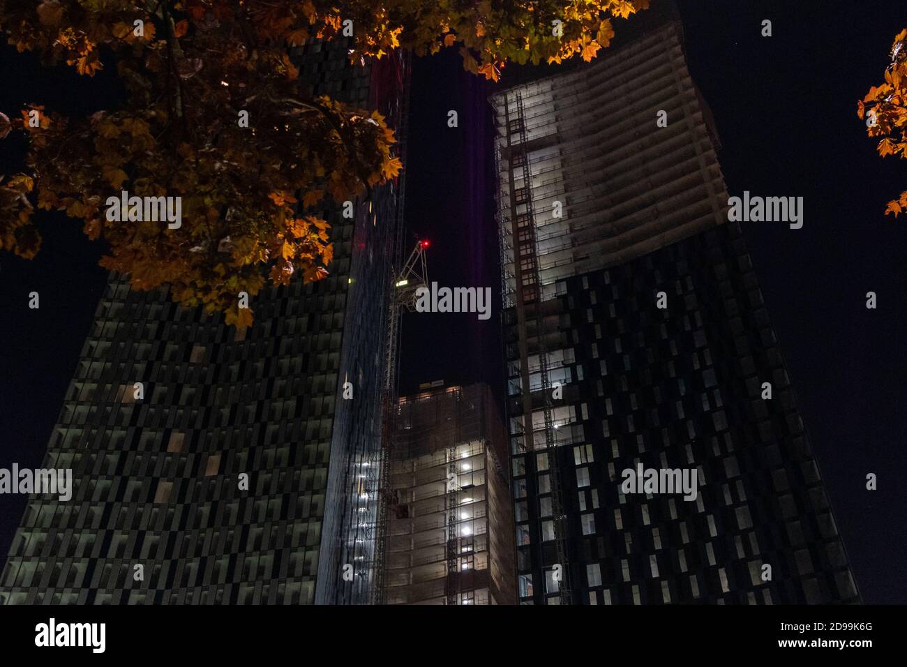 Nächtlicher Bau von Wolkenkratzern am Deansgate Square in Manchester Stockfoto