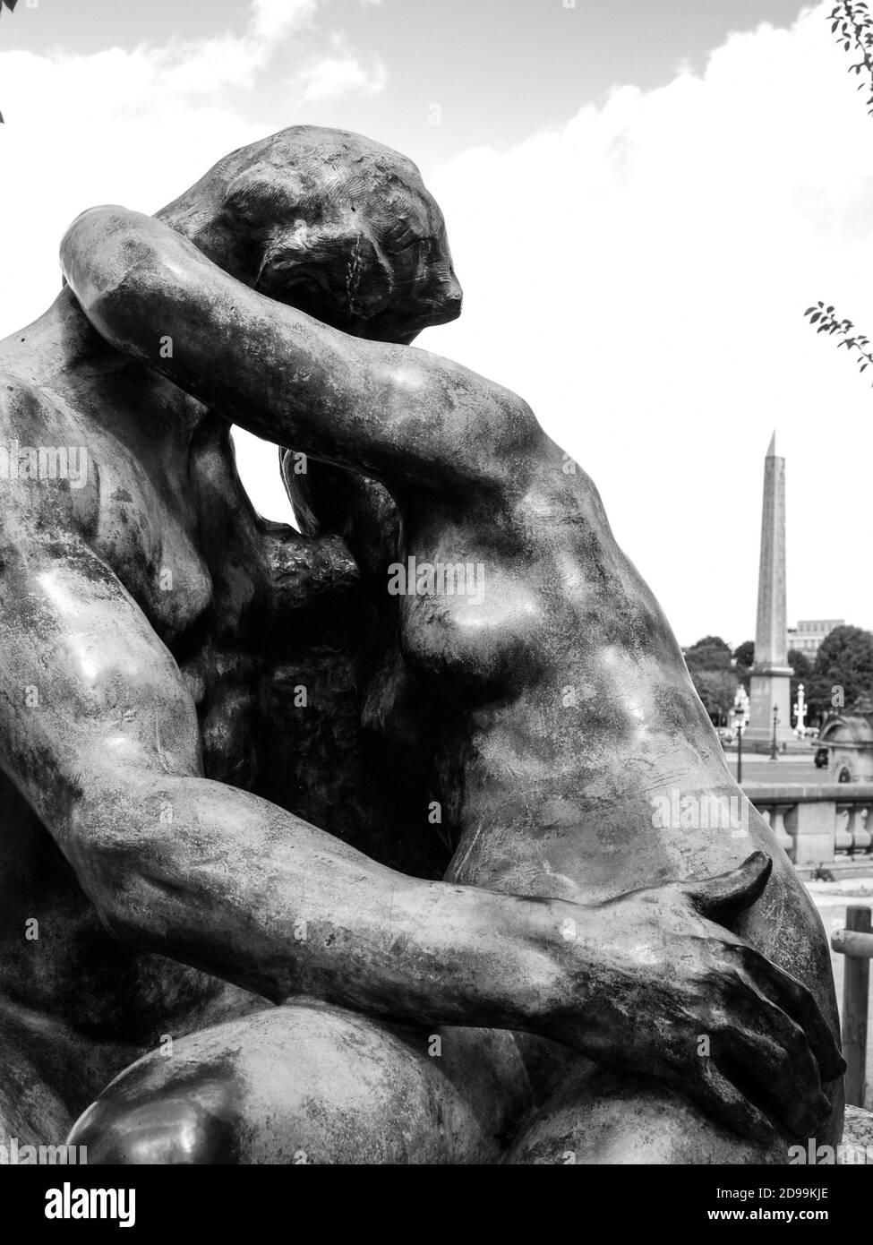 AUGUSTE RODIN (1840-1917) LE BAISER 'THE KISS' BRONZESKULPTUR IN PARIS JARDIN DES TUILERIES UND DER OBÉLISQUE ÄGYPTISCHEN DENKMAL PLATZ DE LA CONCORDE IM BAKGROUND - PARIS ART - FRANZÖSISCHER KÜNSTLER - SCHWARZ-WEISS-FOTOGRAFIE © F.BEAUMONT Stockfoto