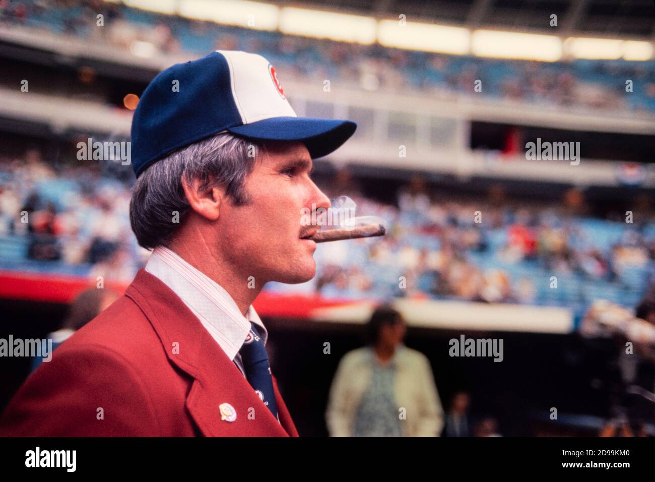 Ted Turner, Millionär-Sender und Besitzer der Atlanta Braves Baseball-Team nimmt das Feld in Atlanta Fulton County Stadium im April 1976 begleitet von hübschen "Ballgirls" und chomping auf seiner Markenzeichen Zigarre. Stockfoto