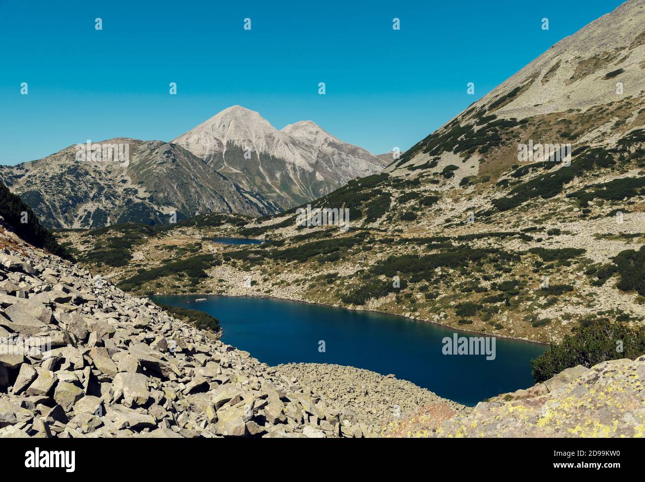Blick auf das Pferd und den langen See von oben Im Pirin Berg Selektive Fokussierung Stockfoto