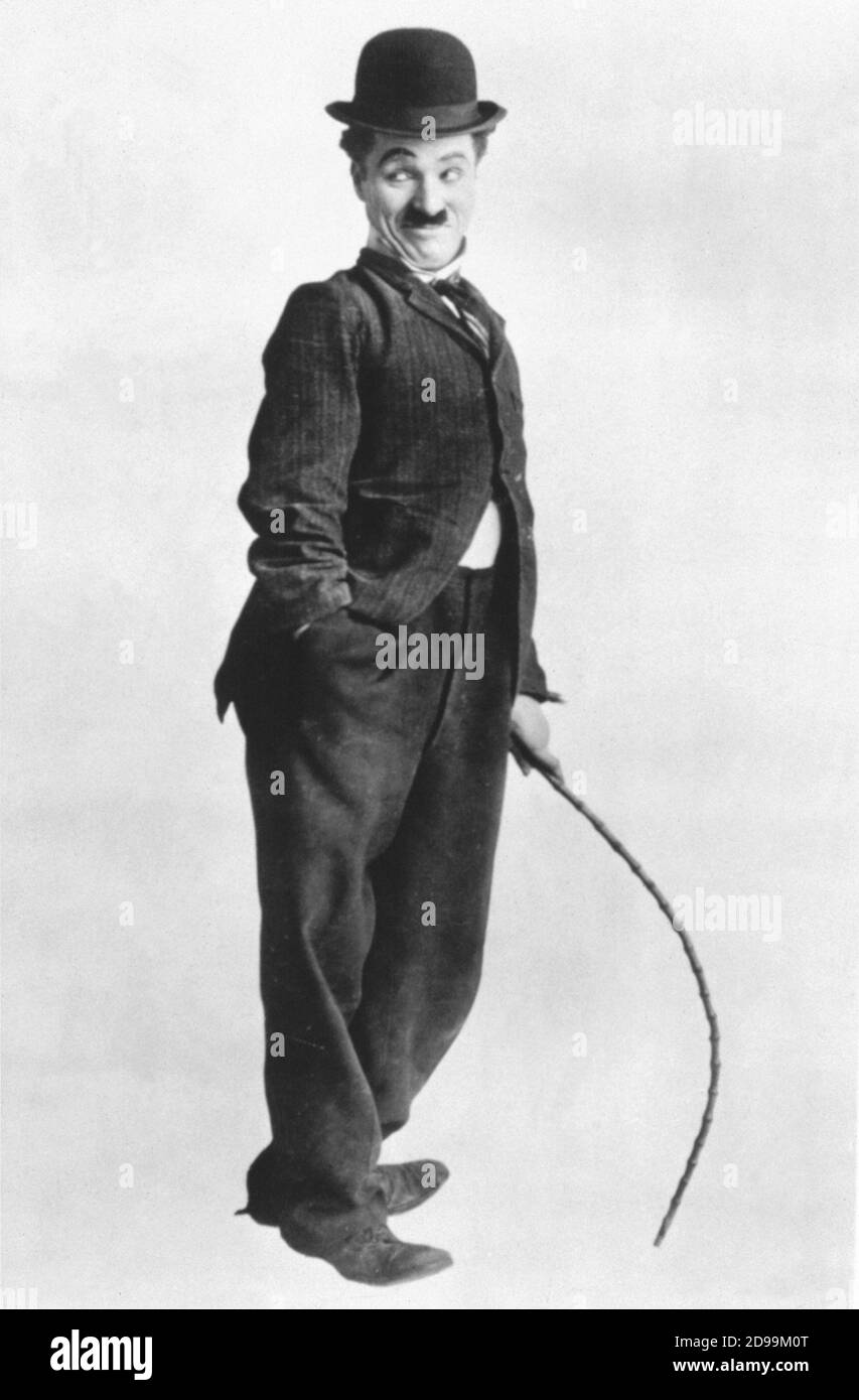 CHARLES CHAPLIN ( 1889 - 1977 ) CHARLOT - Vagabund - Vagabondo - Stock - Spazierstock - Bastone - Bombetta - Derby - Bowler Hut - Stummfilm - Kino muto - Baffi - Schnurrbart ---- Archivio GBB Stockfoto