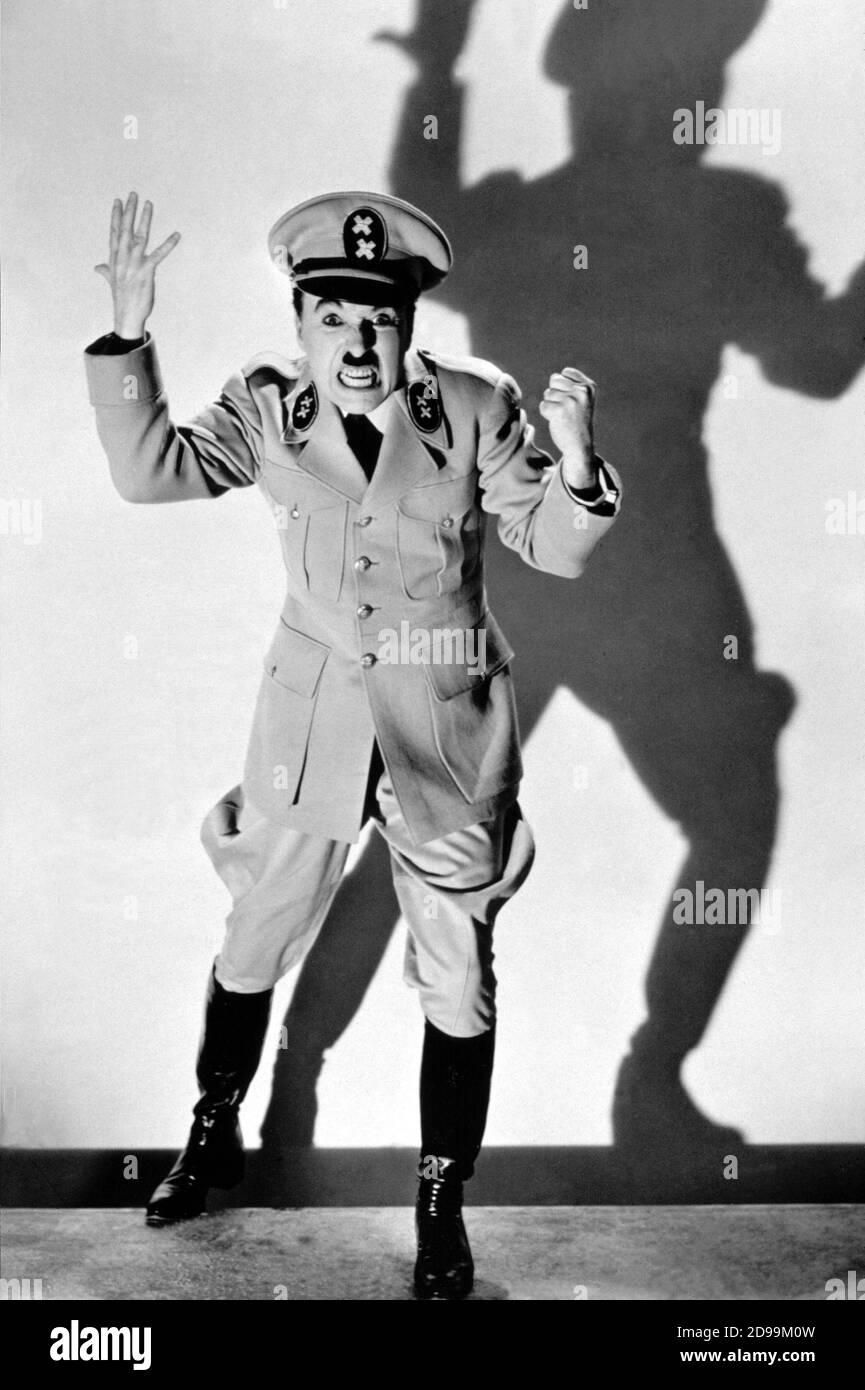 CHARLES CHAPLIN ( 1889 - 1977 ) als HITLER aussehen-a-like in DER GROSSEN DIKTATOR ( 1940 - Il grande dittatore ) - divisa militare - militärische Uniform - Stivali - Stiefel - WWII - Seconda guerra mondiale - nazimo - nazi - nazistisch - ombra - Schatten ---- Archivio GBB Stockfoto