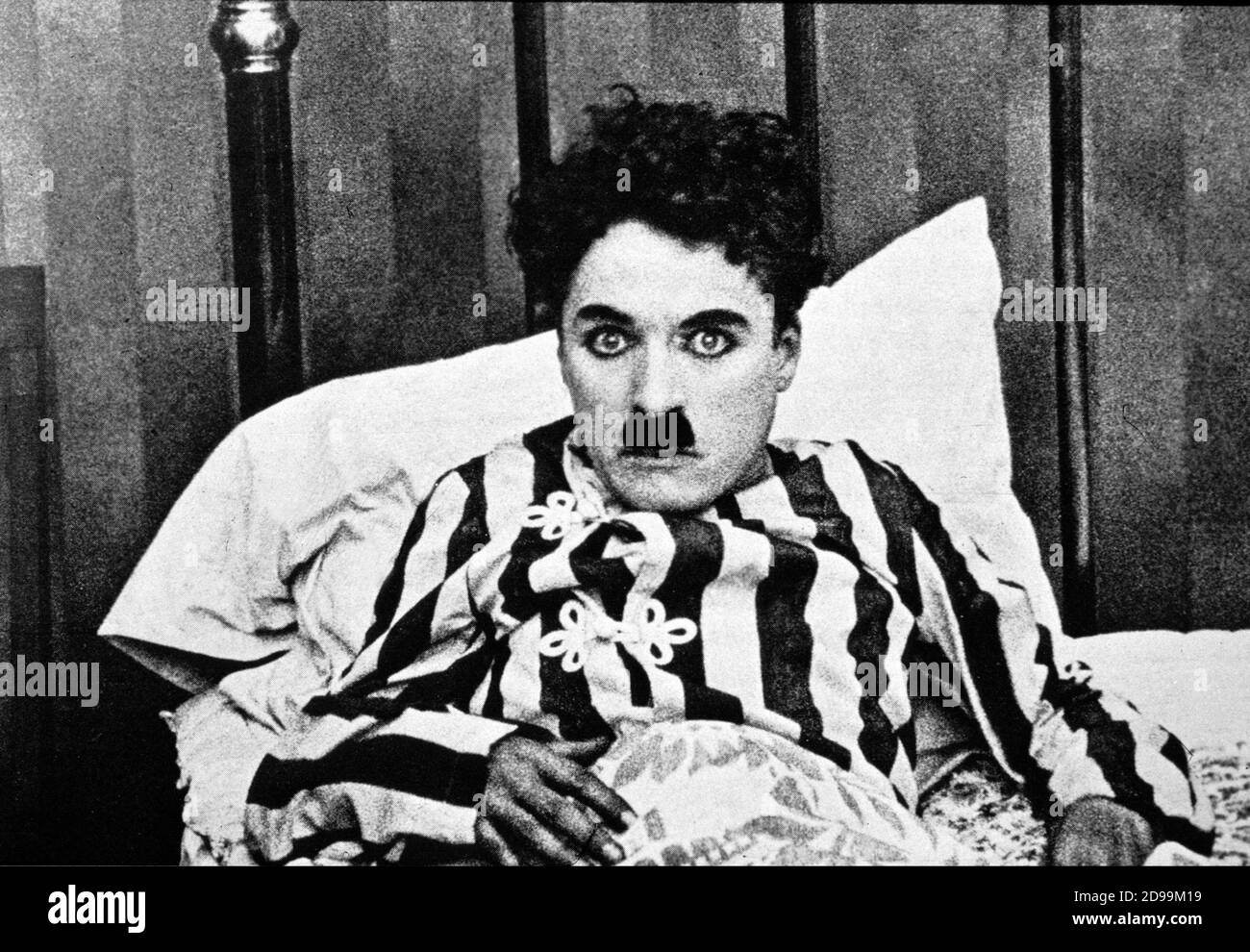 1916 : CHARLES CHAPLIN ( 1889 - 1977 ) AS Charlot - Stummfilm - Kino muto - letto - Bett - Pigiama - Schlafanzug - Baffi - Schnurrbart ---- Archivio GBB Stockfoto