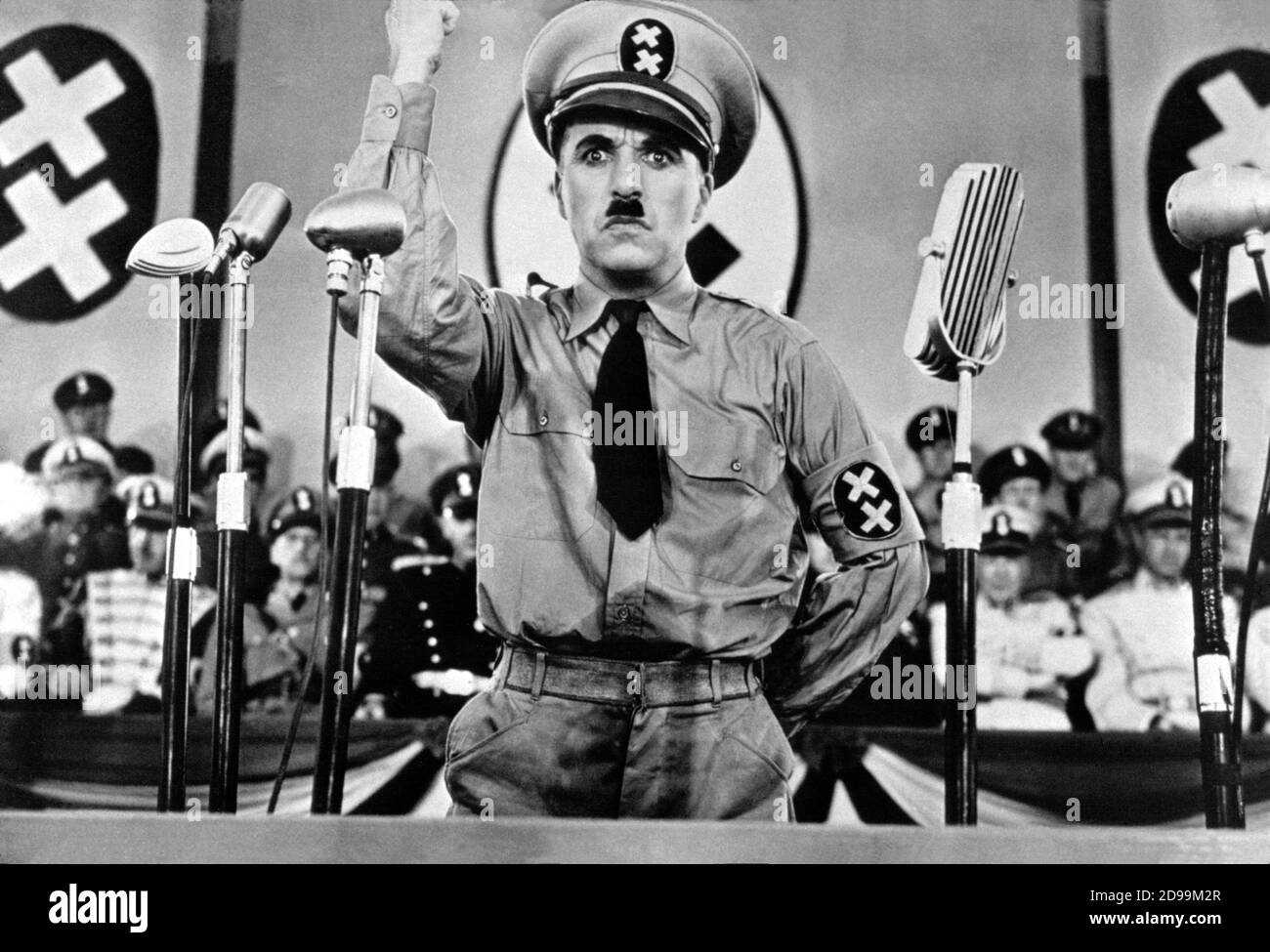 CHARLES CHAPLIN ( 1889 - 1977 ) als HITLER-Look-a-like im GROSSEN DIKTATOR ( 1940 - Il grande dittatore ) - nazi - Nazi - nazismus - Nazismo - Nazista - Baffi - Schnurrbart - militärische Uniform - uniforme militare - Mikrofone - cravatta - Krawatte - WWII - Seconda guerra mondiale ---- Archivio GBB Stockfoto