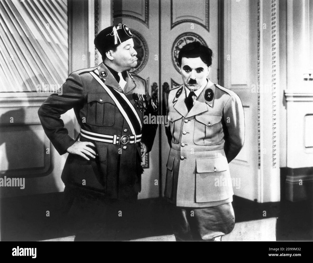 CHARLES CHAPLIN ( 1889 - 1977 ) als HITLER und Jack Oakie als MUSSOLINI sehen im GROSSEN DIKTATOR ( 1940 - Il grande dittatore ) aus - Militäruniform - divisa militare - WWII - Seconda guerra mondiale - Nazi - Nazista - Nazimo - Nazisten - Faschismus - Faschismus - Faschismus ---- Archivio GBB Stockfoto