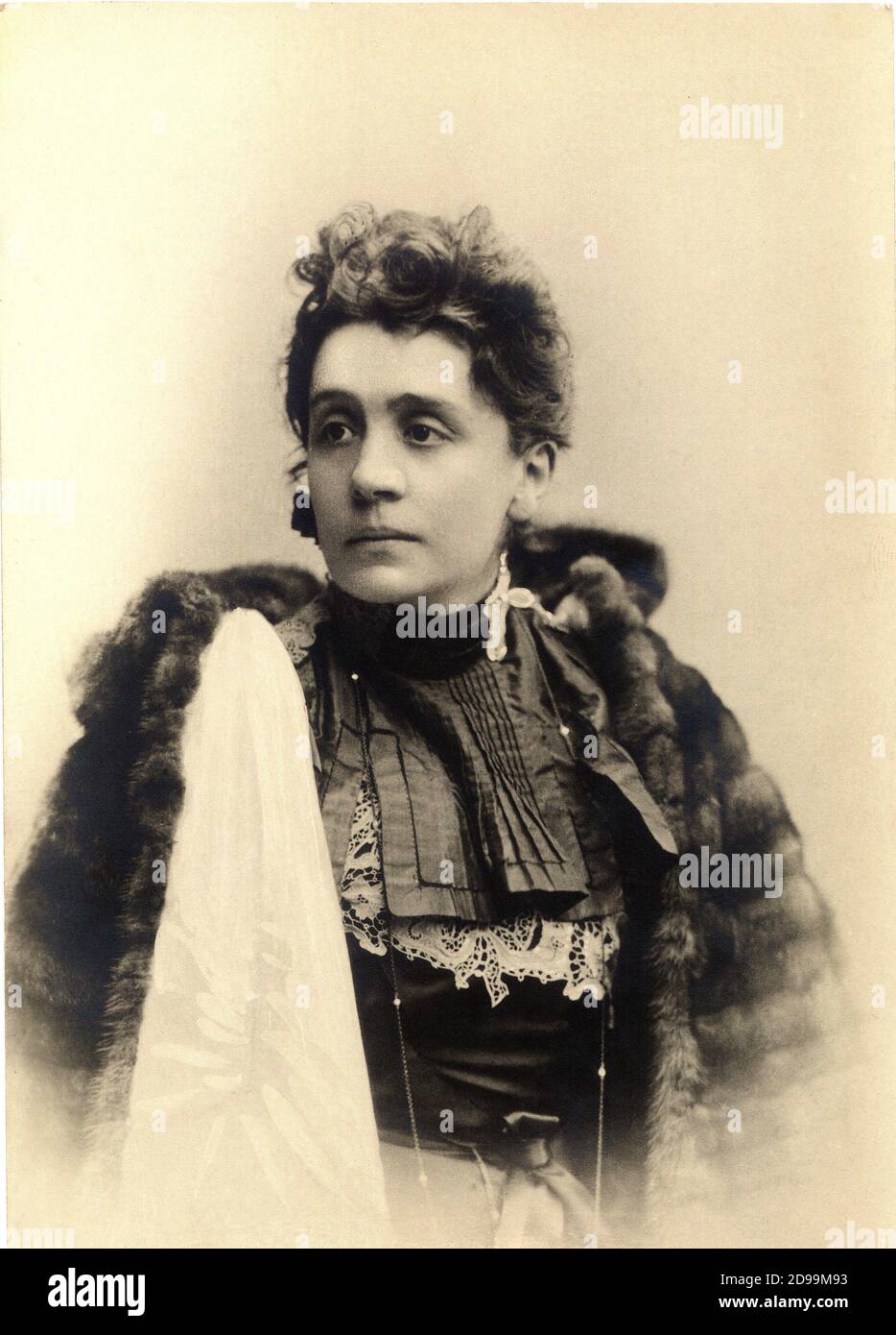 ELEONORA DUSE ( Vigevano 1858 - Pittsburgh , USA 1924 ) die gefeierte italienische dramatische Schauspielerin , Berühmter Liebhaber des italienischen Dichters Gabriele D' ANNUNZIO - TEATRO - THEATER - Attrice - Portrait - ritratto - pelliccia - Fell - collana - Halskette - pizzo - Spitze - chignon ---- Archivio GBB Stockfoto