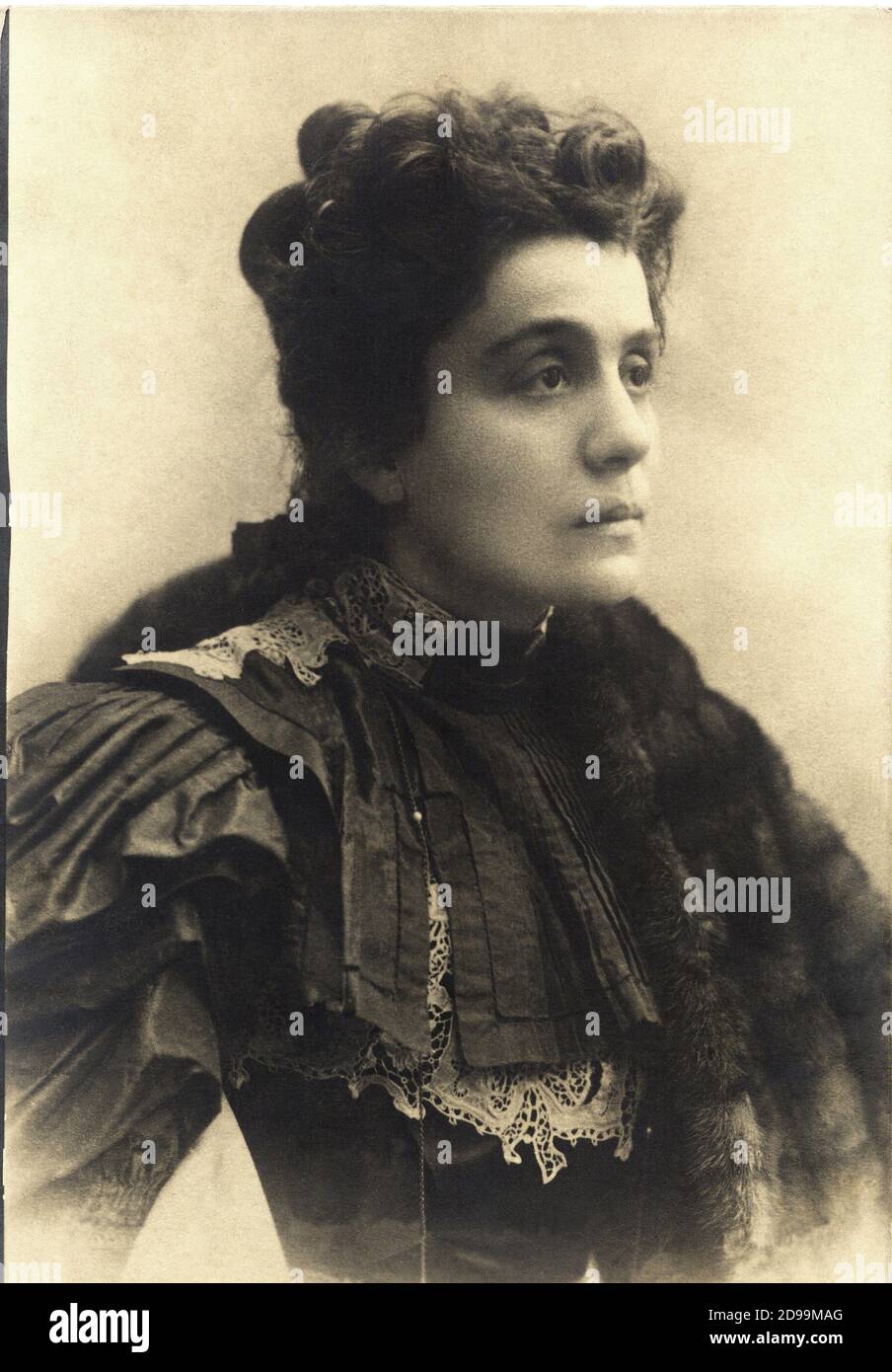 ELEONORA DUSE ( Vigevano 1858 - Pittsburgh 1924 ) die berühmteste italienische dramatische Schauspielerin in über der Welt , gefeierte Liebhaber der italienischen Dichter GABRIELE D'ANNUNZIO - TEATRO - THEATER - ATTRICE - pelliccia - Fell - Portrait - ritratto - pizzo - Spitze - chignon ---- Archivio GBB Stockfoto