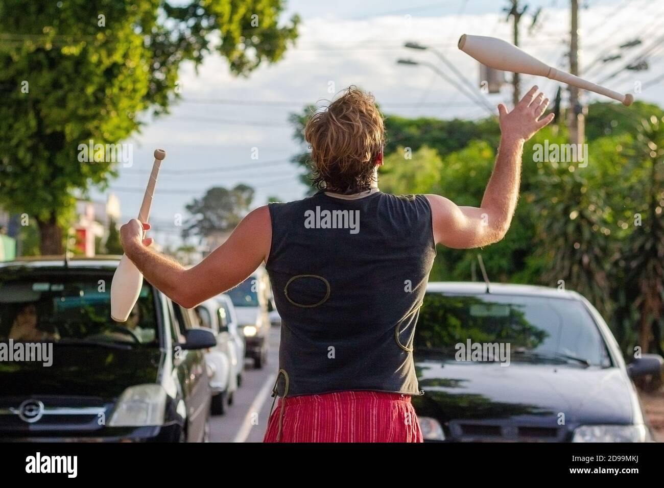Ribeirao Preto, SP, BRASILIEN - Februar 13 2015: Jongleur vor Autos, wartet an der Ampel, nach der Vorstellung fragt er die Fahrt Stockfoto