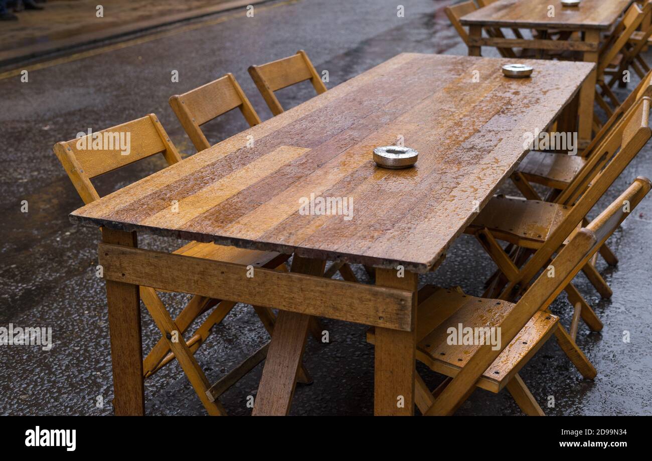 Ein nasser Tisch aus Holz draußen auf der Old Compton Street. London Stockfoto