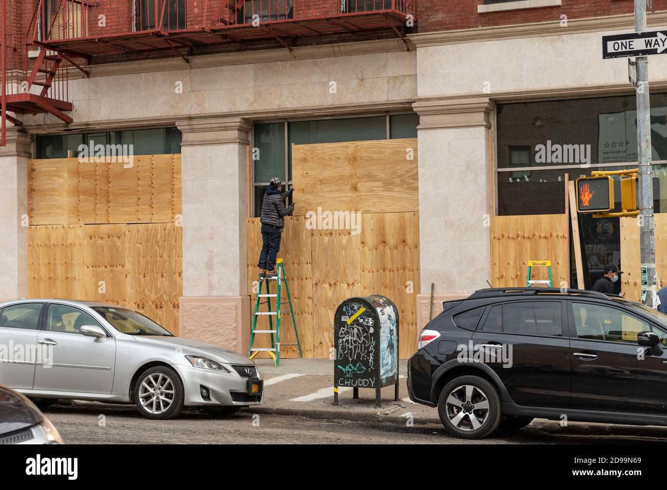 New York, NY - 3. November 2020: Viele Unternehmen in New York City steigen Fenster und Türen in Erwartung der Möglichkeit der Plünderung am Wahltag Stockfoto