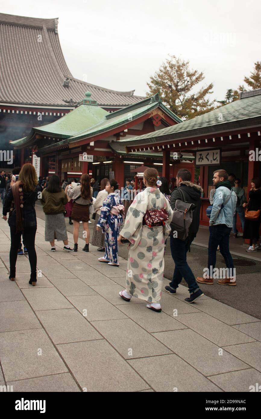 TOKIO, JAPAN - 17. NOVEMBER 2018: Japanische Einheimische, die Kimono tragen, und Welttouristen, die den Basar besuchen, laufen zum Sensoji-Tempel in Th Stockfoto