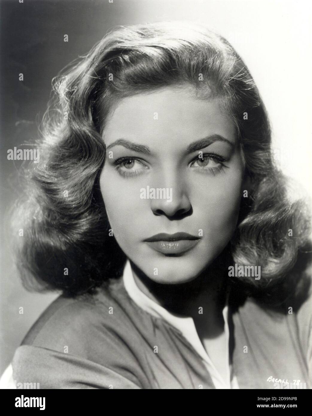 1940 's : der Film Schauspielerin LAUREN BACALL ( geboren Betty Weinstein Perske , New York 1924 ) , Frau des Schauspielers Humphrey Bogart - pubblicity still - Porträt - ritratto - attrice - lange Haare - capelli lunghi ---- Archivio GBB Stockfoto