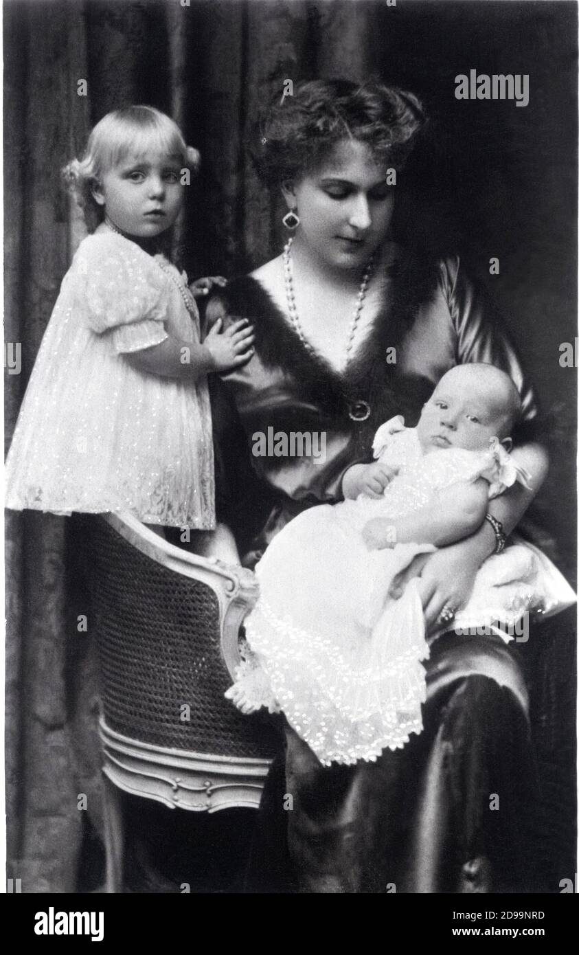 1911 c : die Königin von Spanien VITTORIA EUGENIA ( ' Ena ' ) von BATTEMBERG ( England , 1887 - 1971 ) Frau des Königs Alfonso XIII von BOURBON ( 1886 - 1941 ) - König von Spanien von 1886 bis 1931 - mit seinen beiden Kindern : prinz JUAN ( 1913 - 1993 ) Graf von Barcelona , Vater von KÖNIG JUAN CARLOS I ( geboren 1938 ) und Prinzessin CHRISTINA ( geboren 1911 ) , Spätere Gattin des Grafen Enrico Eugenio Marone - BORBONE di SPAGNA - REALI - RE - REGINA - principe - principi - ROYALTY - Nobiltà - Adel - Gastro - dinastia - Nobili - Persönlichkeit Kind Baby - personalità da Bambini - perle - collana - Perlen - Stockfoto