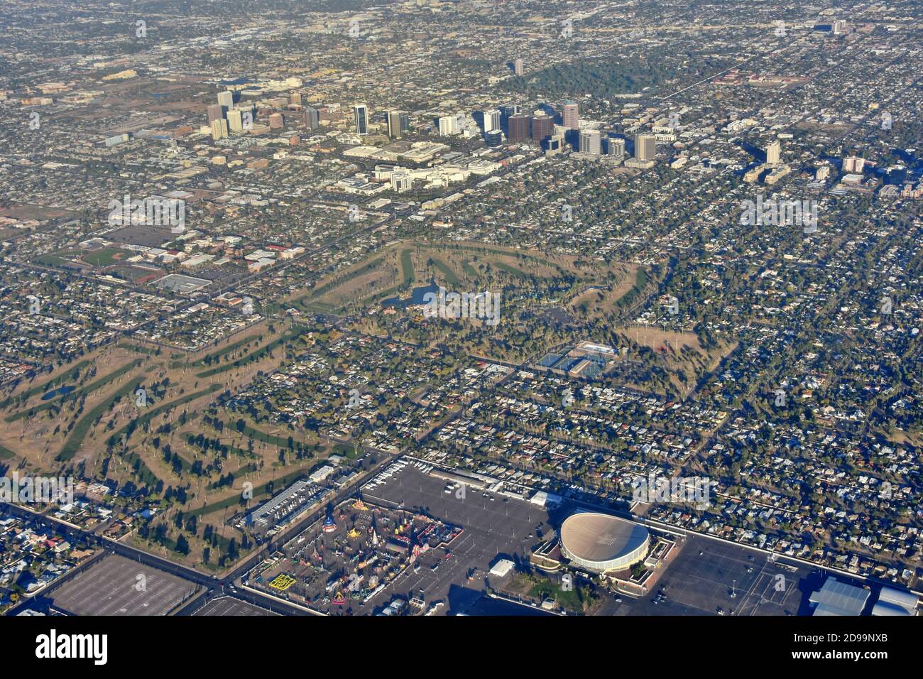 Luftlandschaftsansicht von Phoenix, Arizona mit Arizona Veterans Memorial Coliseum, Golfplatz, Vergnügungspark und City Skyline in der Ansicht. Stockfoto