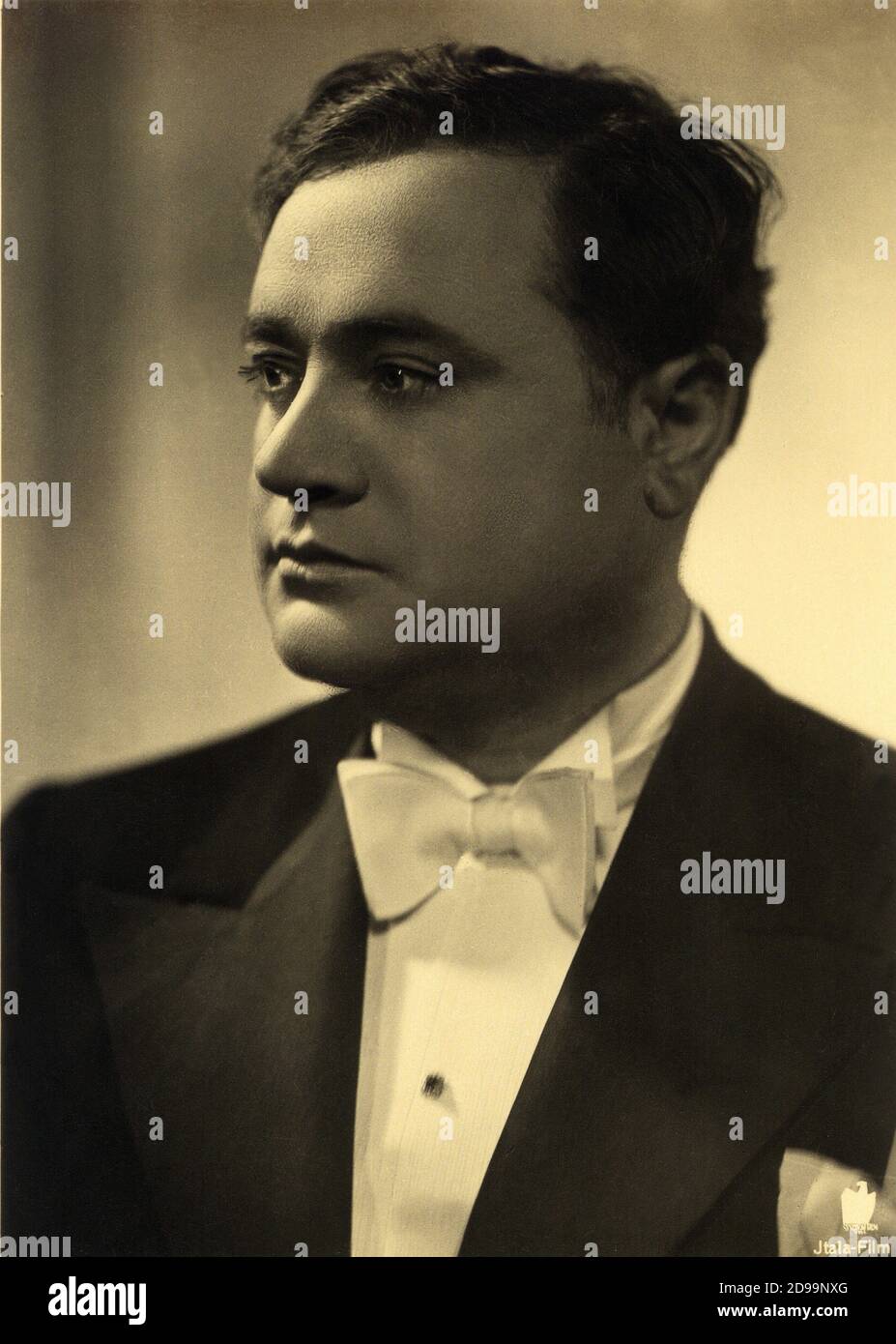 1930 's : die berühmte italienische Oper Tenore BENIAMINO GIGLI ( Recanati 1890 - Roma 1957 ) - Cantante lirico - teatro - Theater - La Scala - Donizzetti - Puccini - verdi - Portrait - ritratto - cravatta papillon - Krawatte - Rauchen - eng ---- Archivio GBB Stockfoto