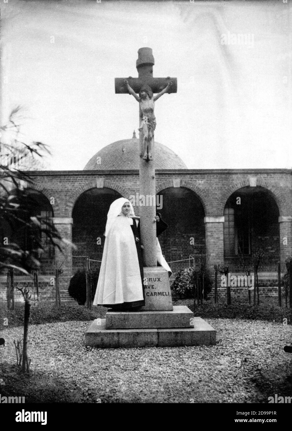 1889 , januar , Lisieux , Frankreich : Heilige Mutter Thérèse von Lisieux ( Marie Françoise Thérèse Martin - Alençon 1873 - Lisieux 1897 ) , Sainte von 1925 - Santa Madre TERESA di LISIEUX del Bambino Gesù e del Volto Santo , Santa canonizzata nel 1925 - Portrait - ritratto - RELIGIONE CATTOLICA - KATHOLISCHE RELIGION - Santo - suora di clausura - kreuzgang - kreuz - chiostro - convento ---- Archivio GBB Stockfoto