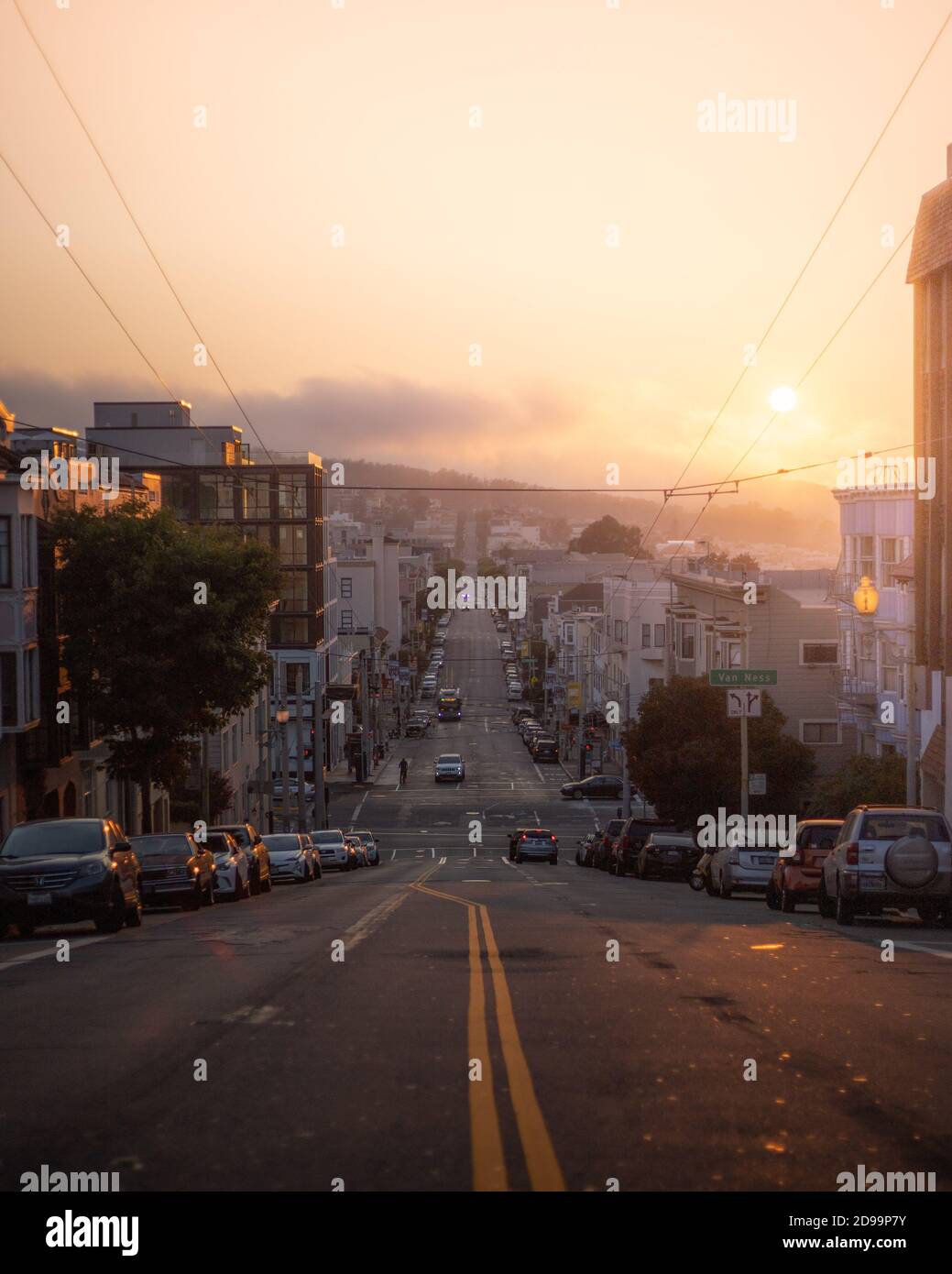 Sonnenuntergang über der City Street Stockfoto