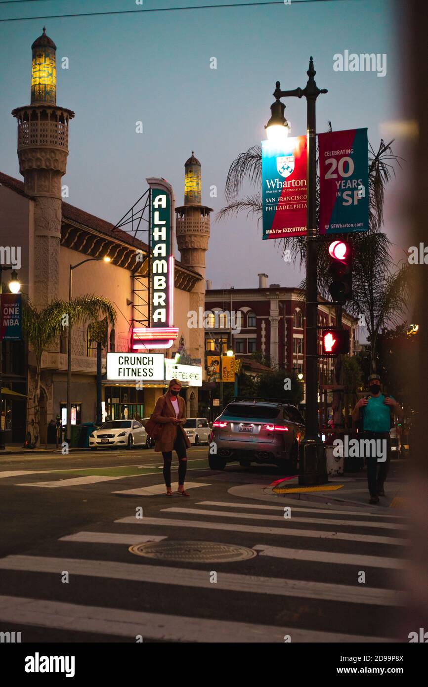 Fußgänger auf den Straßen der Stadt in der Nacht Stockfoto