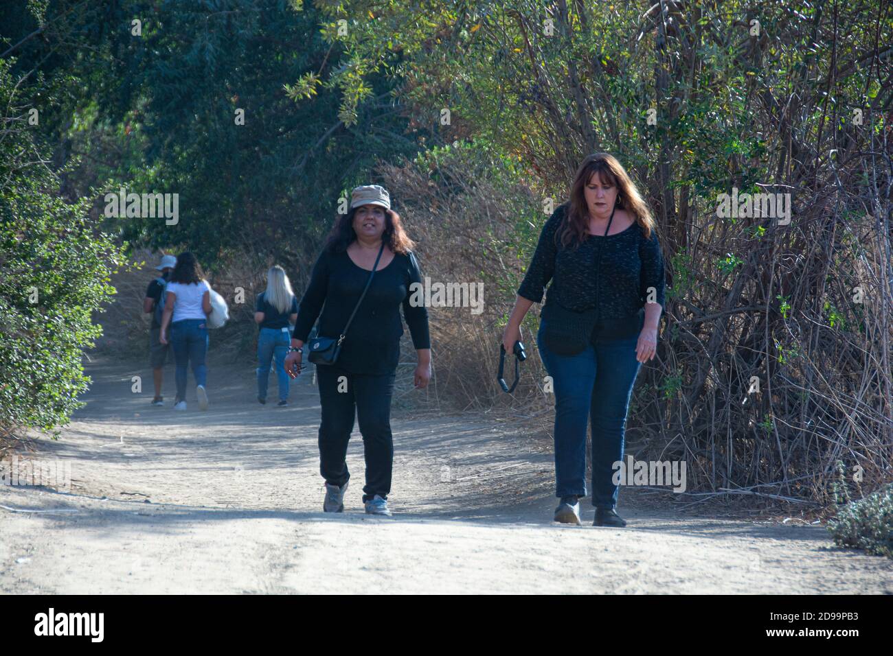 Zwei übergewichtige Frauen im Alter von 50 Jahren auf einem Wanderweg, Brea, Kalifornien, USA Stockfoto
