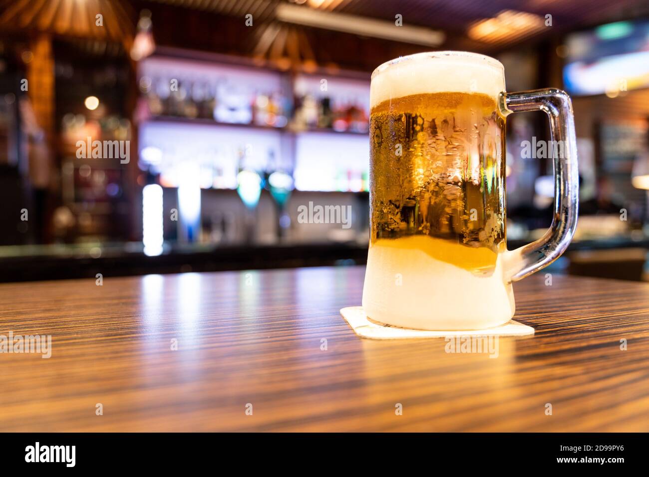 Pint sehr kaltes und erfrischendes Bier mit Pub Hintergrund Stockfoto
