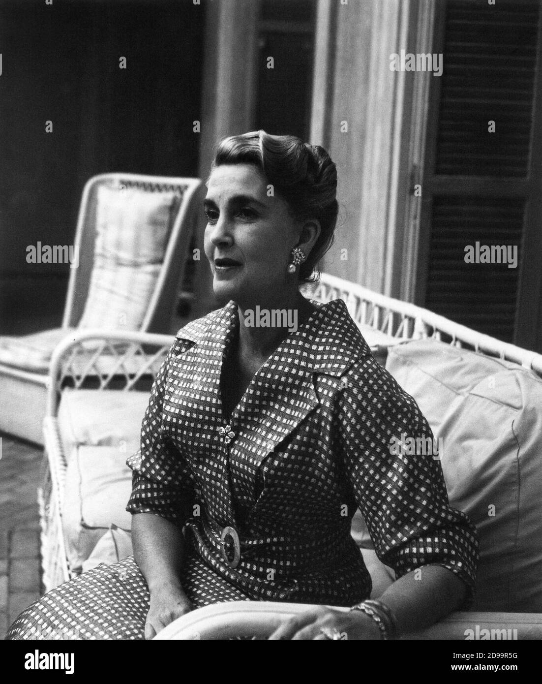 1951 c, USA : die millionäre Erbin und Gesellschaft Königin BARBARA HUTTON ( 1902 - 1919 ), Enkelin von F. W. Woolworth und Tochter von Franklin Hutton. Sie war eine der reichsten Frauen der Welt und heiratete 7 Mal: Prinz Alexis Mdivani von Russland, Cary Grant, Prinz Igor Troubetzkoy, Gottfried von Cramm, Porfirio Rubirosa, James Dougas und Prinz Raymond Doan - JETSET - Café Society - ereditiera - miliardaria - milionaria - donna anziana - älteste Frau - vecchia - diamanti - Diamanten - Diamant - Diamant - perla - Perle - perle - Perlen --- ARCHIVIO GBB Stockfoto