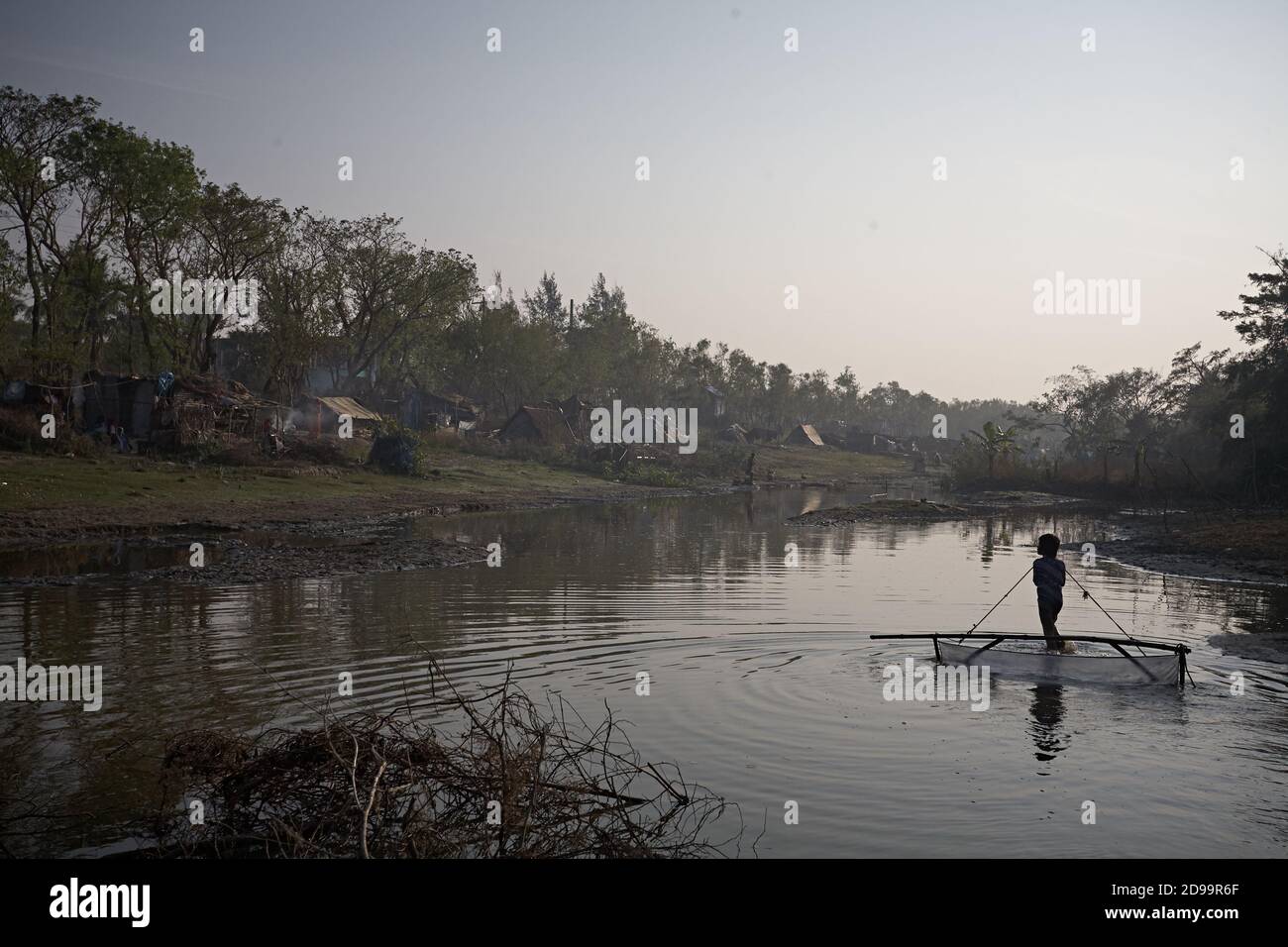 Kuakata, Bangladesch, Januar 2008: Ein Junge, der neben dem temporären Flüchtlingslager für die Opfer des Zyklons Sidr fischt. Stockfoto