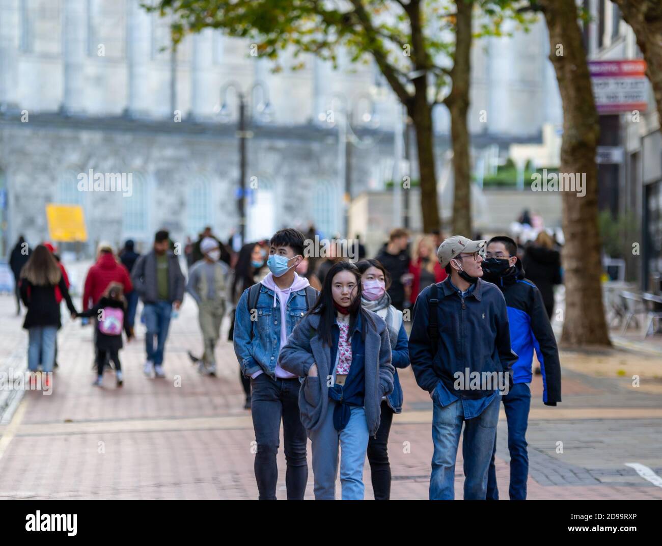 Eine Gruppe geht entlang der New Street, Birmingham, Großbritannien, bevor eine einmonatige nationale Sperre bis Dezember eingeführt wird Stockfoto