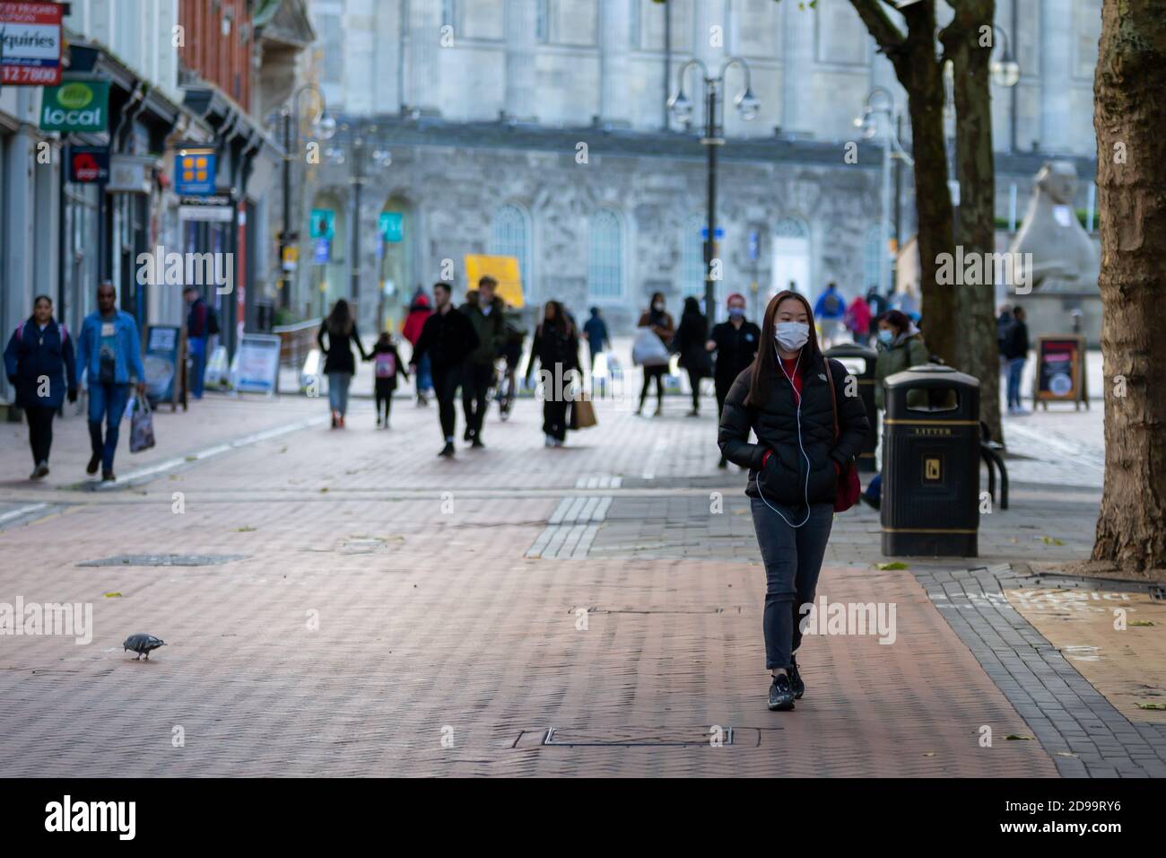 Ein Mädchen geht entlang der New Street, Birmingham, Großbritannien, bevor eine einmonatige nationale Sperre bis Dezember eingeführt wird Stockfoto