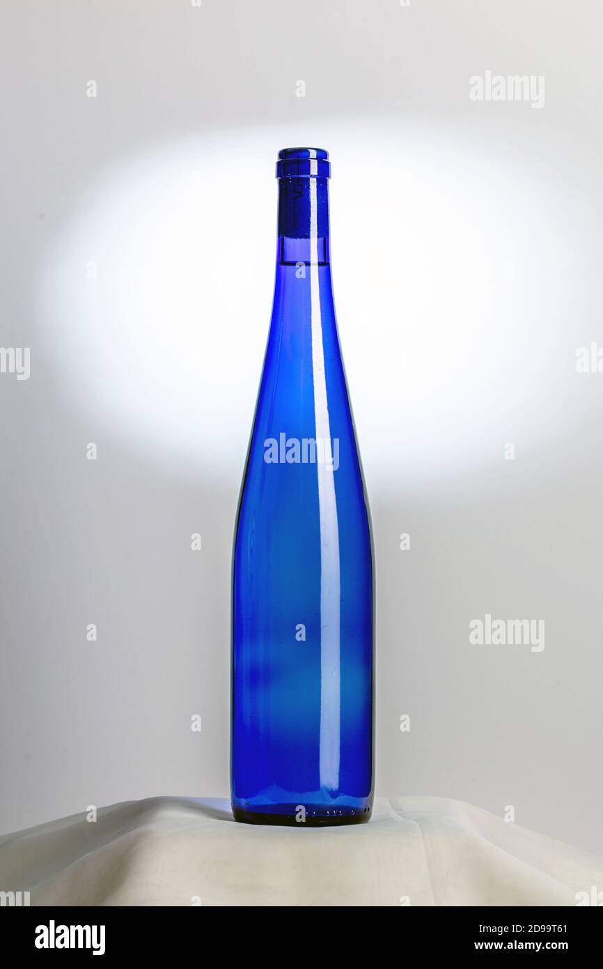 Blaue Glasflasche mit spanischem Muscat-Weißwein Stockfoto
