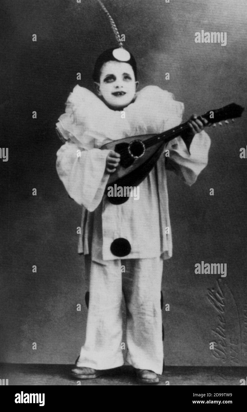 Der italienische Regisseur FRANCO ZEFFIRELLI ( geboren in Firenze , 1921 ) im Alter von acht Jahren - TEATRO - THEATER - REGISTA - PERSÖNLICHKEIT Junges KIND - Personalità da bambini - da giovani - giovane - pierrot - Clown ---- Archivio GBB Stockfoto