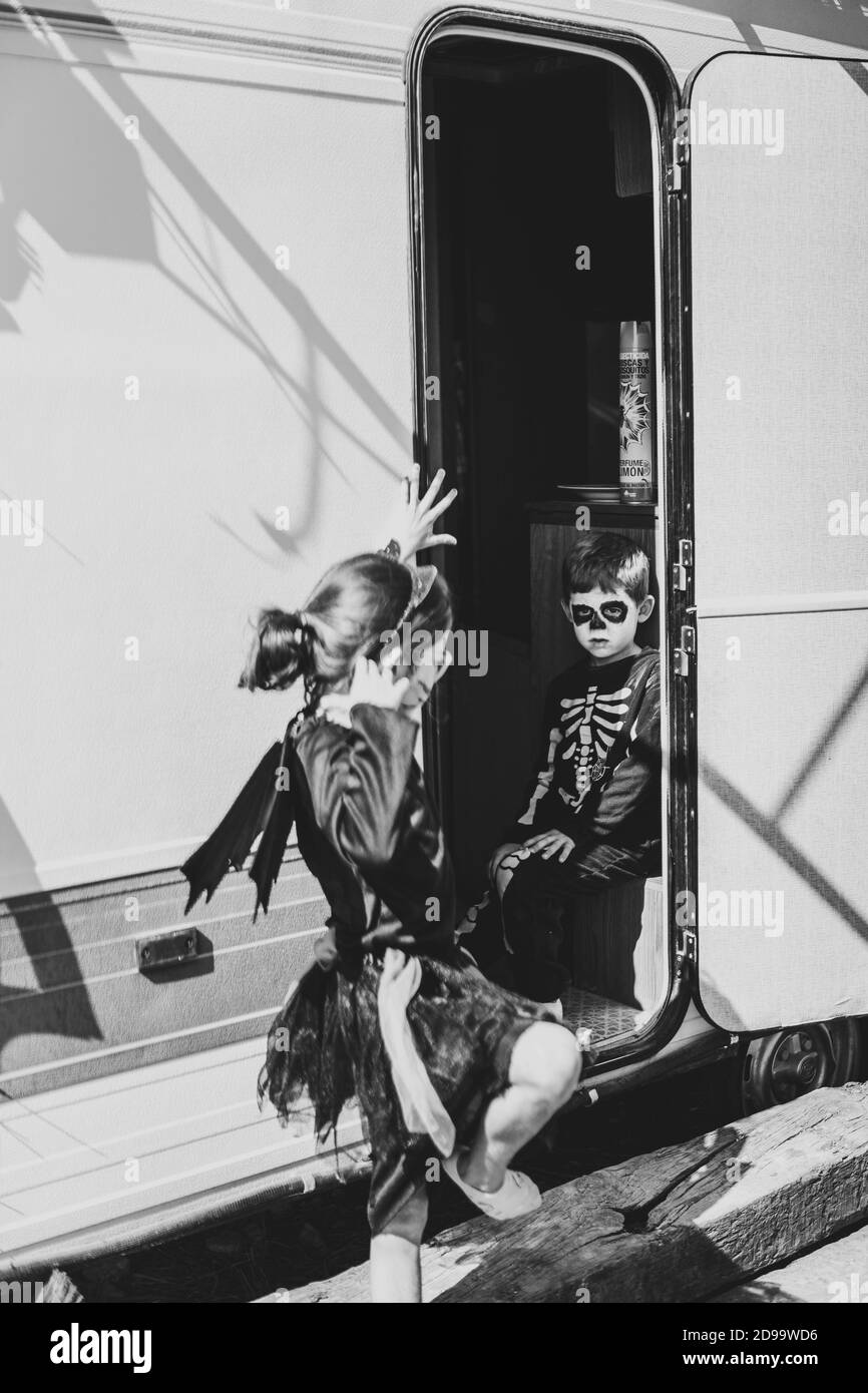 Graustufen Aufnahme von niedlichen Schwester und Bruder tragen Halloween-Kostüme Stockfoto