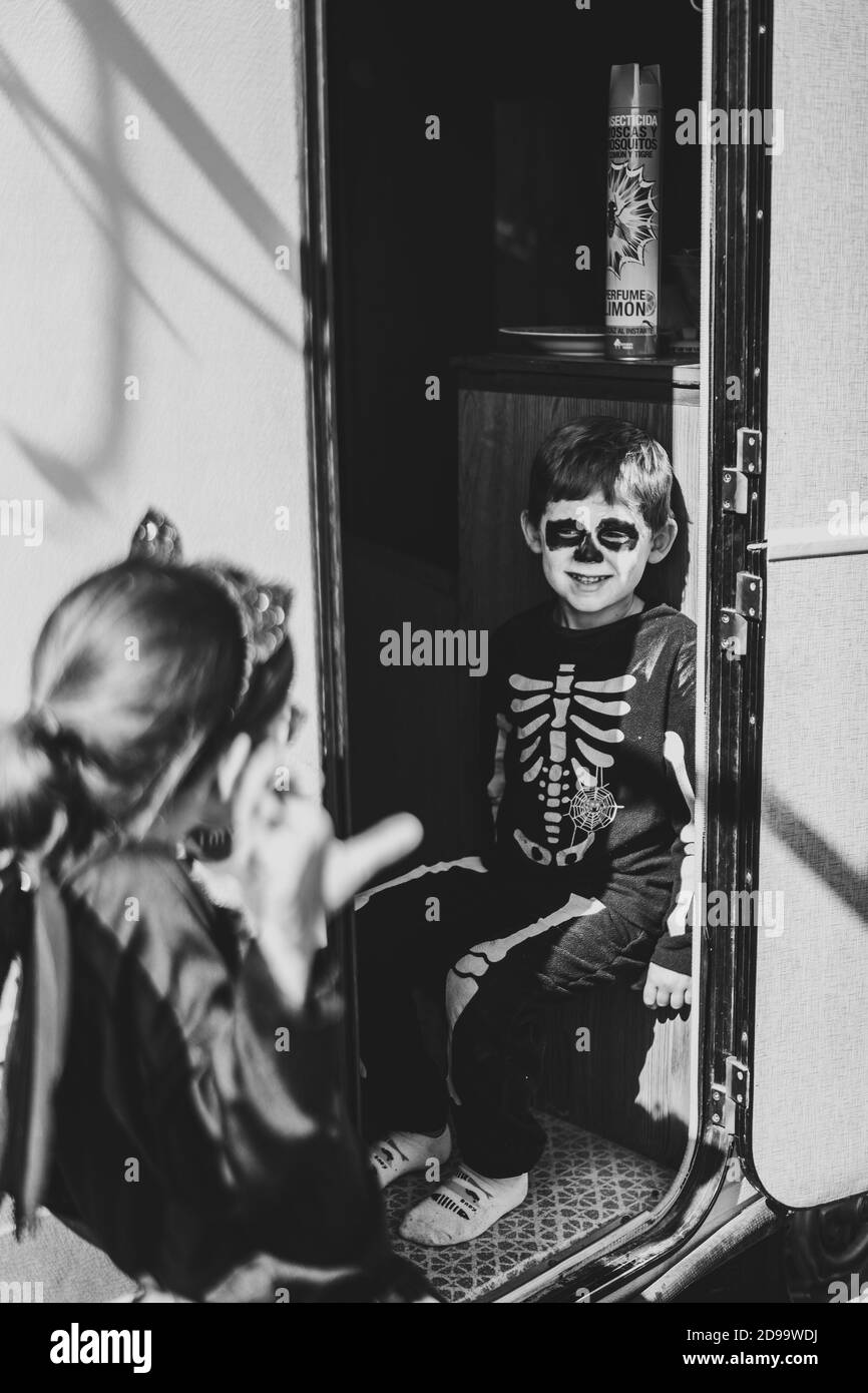 Graustufen Aufnahme von niedlichen Schwester und Bruder tragen Halloween-Kostüme Stockfoto