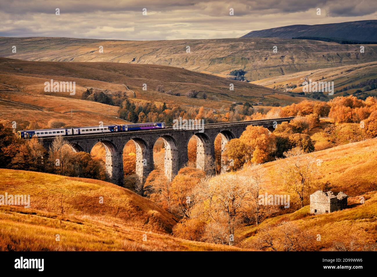 08.10.2020 Dent, Cumbria, Großbritannien. Dent Head Viaduct ist das nächste Viadukt auf der Settle-Carlisle Railway nach Ribblehead Viaduct, in Richtung Carlisle. T Stockfoto