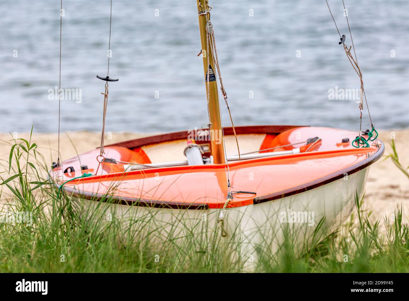 Segeln Sie mit dem Boot am Haven's Beach in Sag Harbor, NY Stockfoto