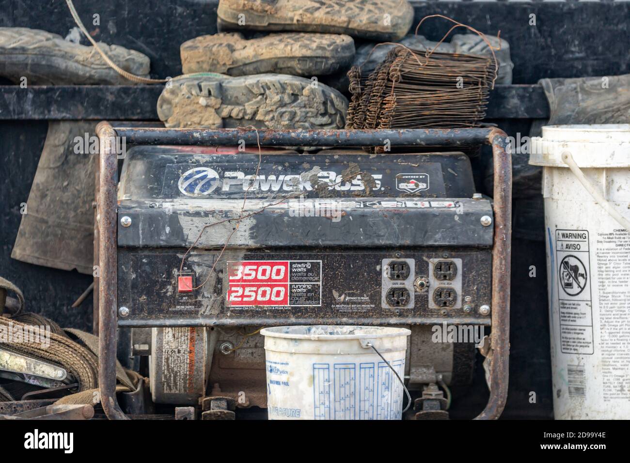 Alte und gut gebrauchte PowerBoss tragbaren Generator auf der Rückseite eines Arbeitswagens. Stockfoto