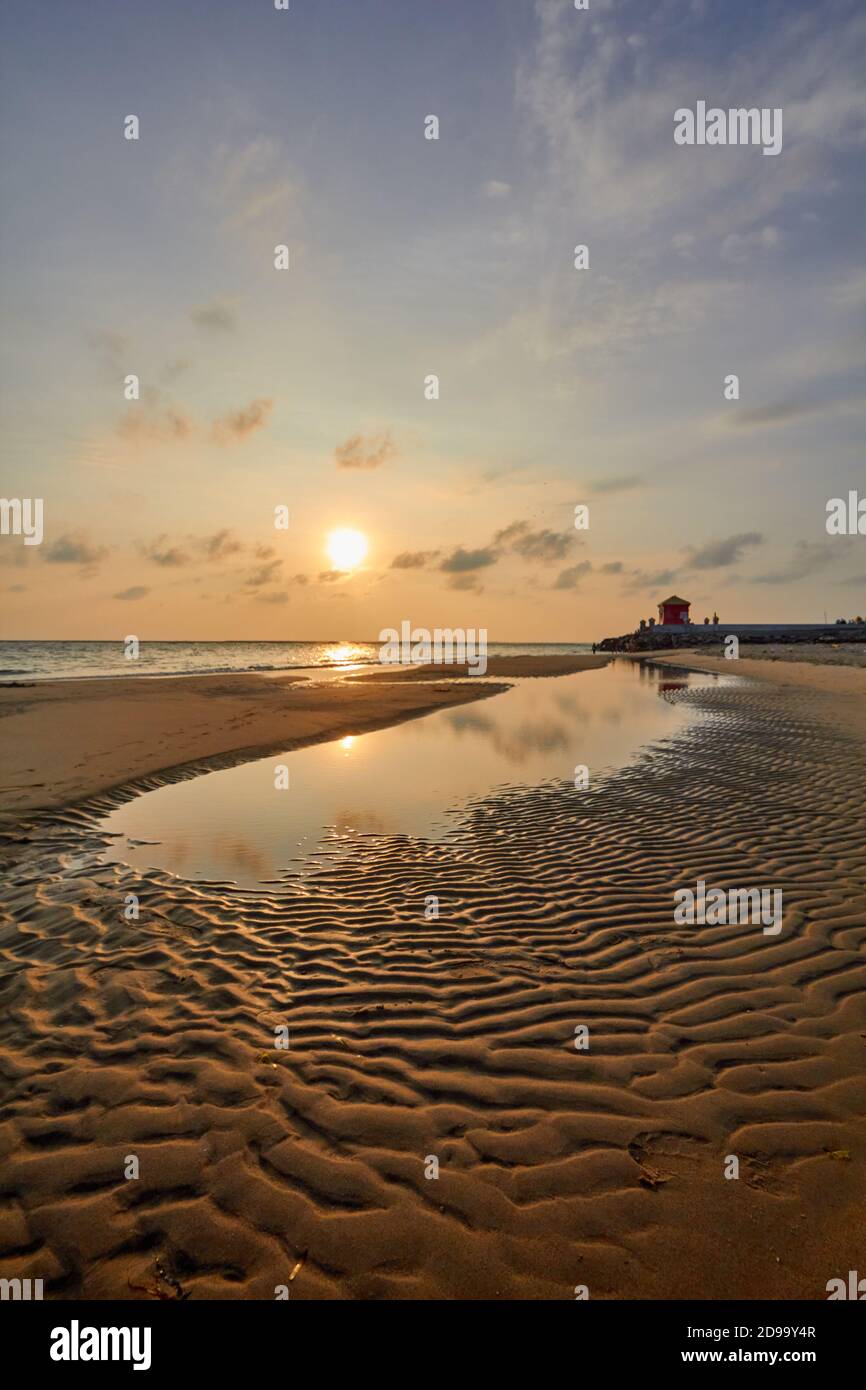 Starke natürliche Sandmuster am Strand von Rameswaram bei Sonnenaufgang, Stockfoto