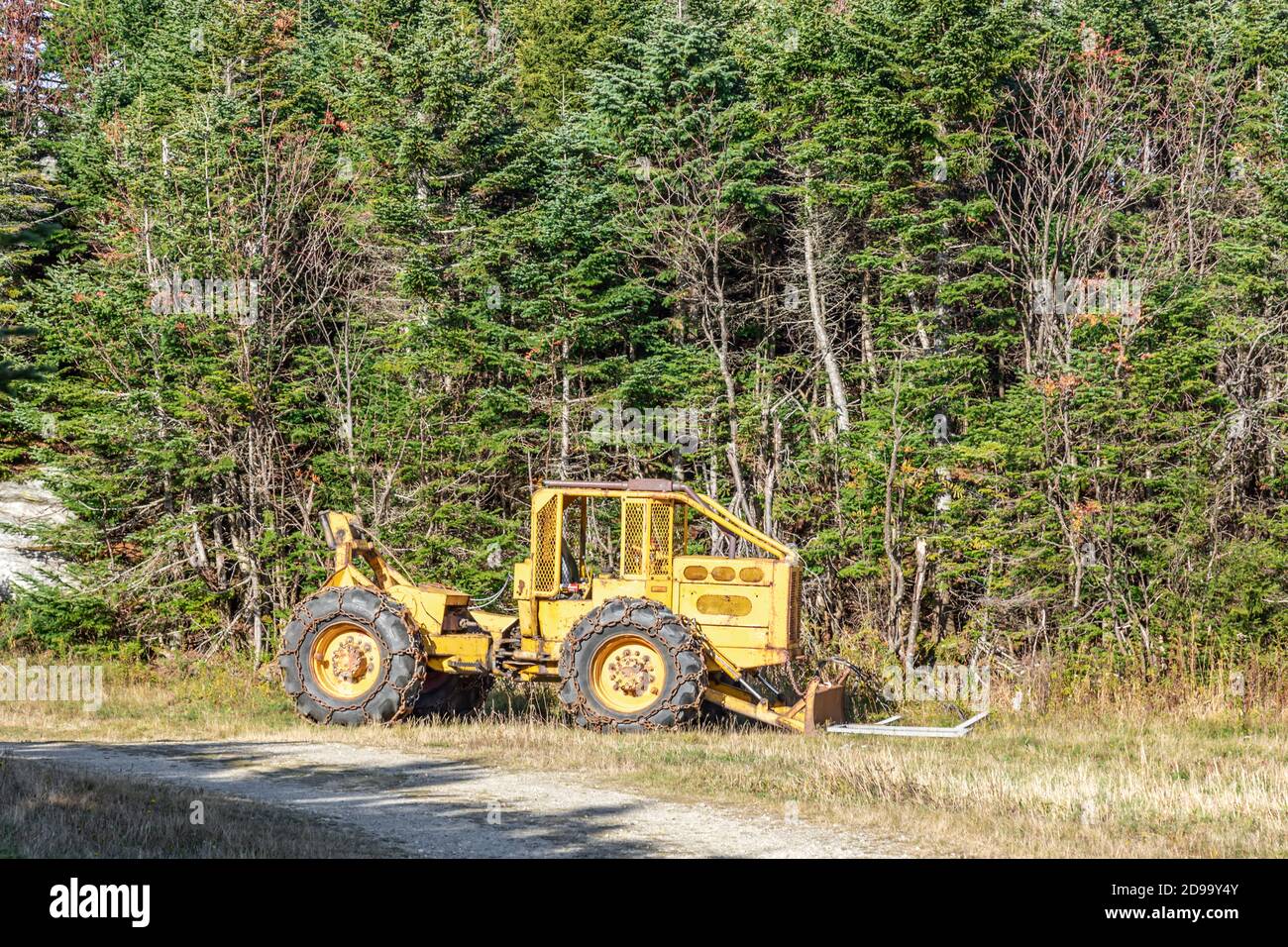 Ein Stück schwere Ausrüstung auf einem Weg im Okemo Mountain Resort in Ludlow, Vermont geparkt Stockfoto