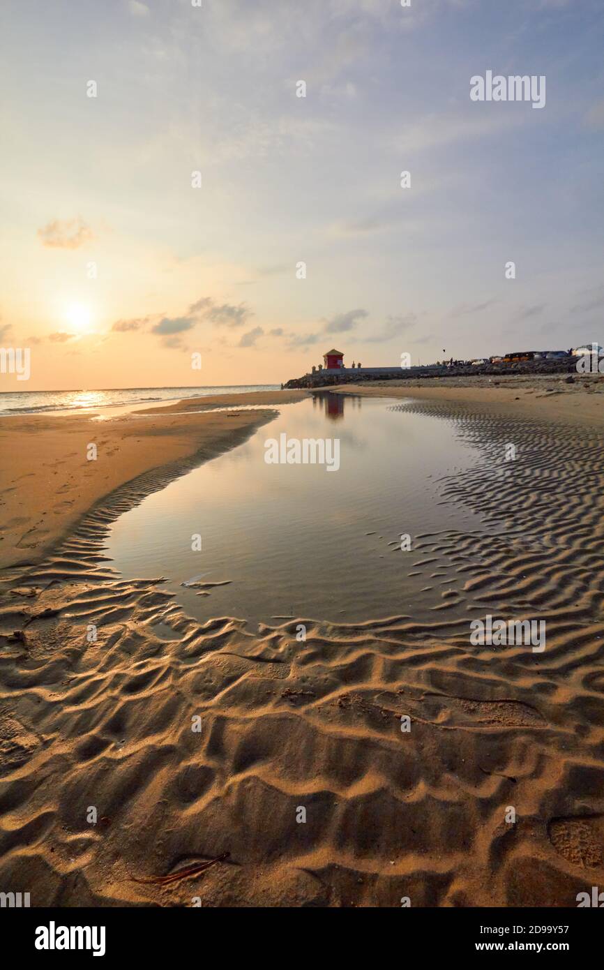 Starke natürliche Sandmuster am Strand von Rameswaram bei Sonnenaufgang, Stockfoto
