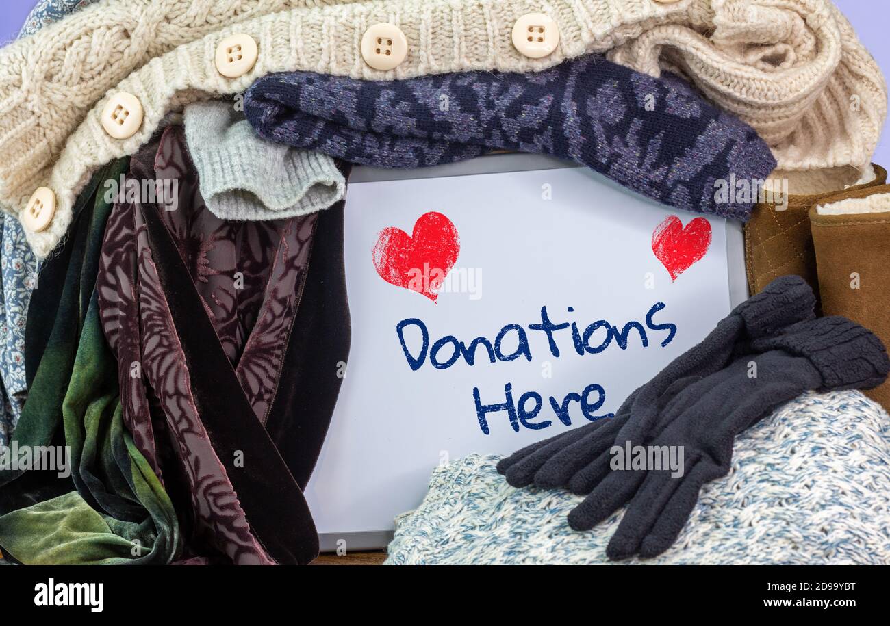 Box mit vorgefertigten Kleidung mit Schild Spenden hier unterschreiben, geben, tauschen und recyceln Kleidung für ein nachhaltiges Leben Stockfoto