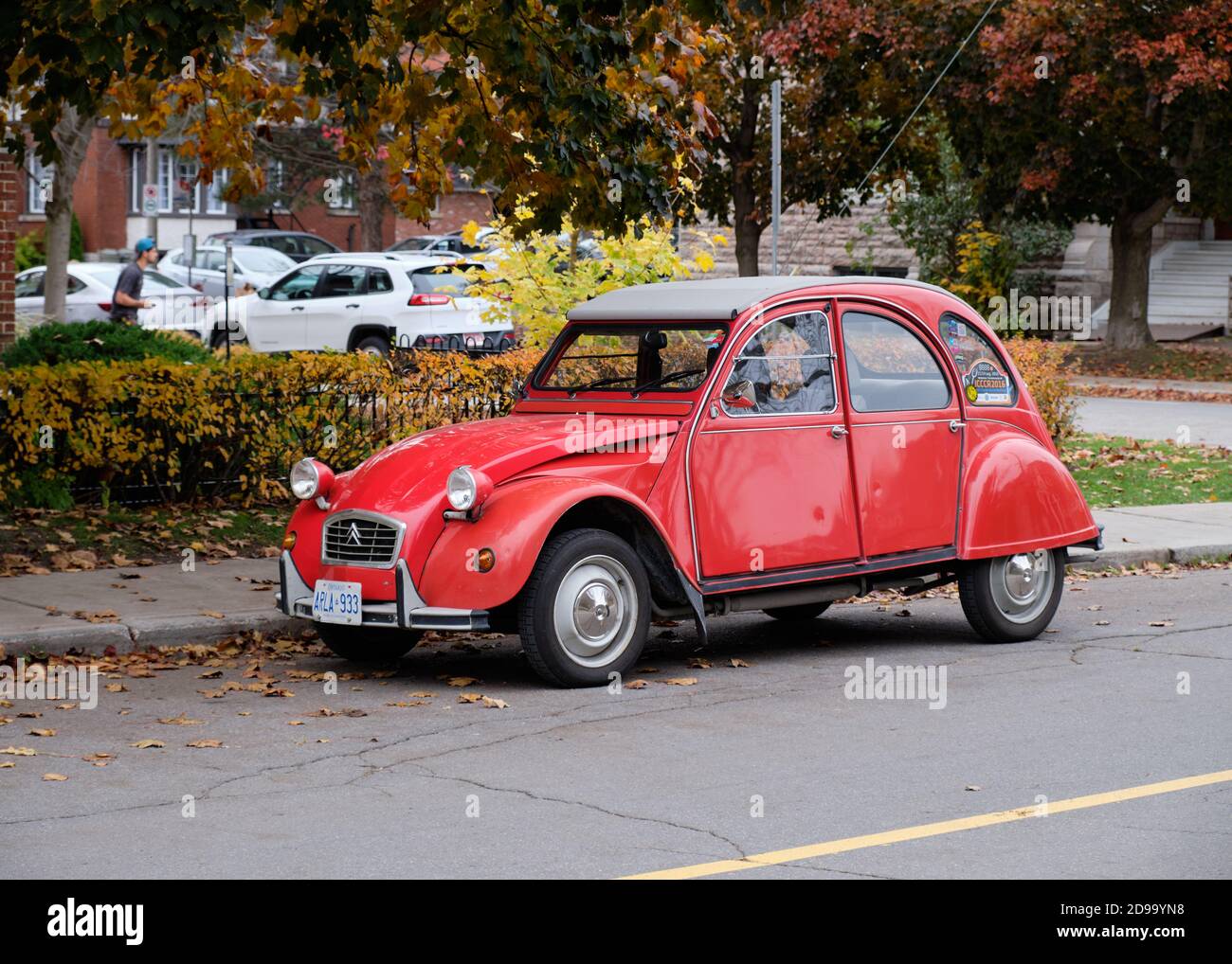 Red Citroen 2CV6 geparkt auf Herbstfarben Straßen von Ottawa, Kanada Stockfoto