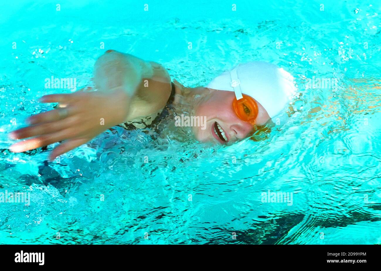 High School Schwimmen treffen beinhaltet Wettbewerb zwischen männlichen und weiblichen Schwimmwettkämpfer Stockfoto
