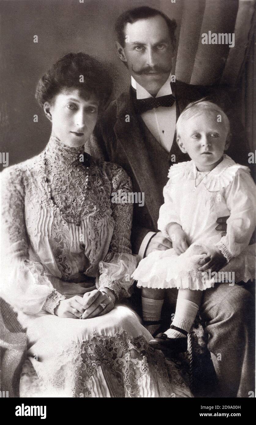 Der König von Norwegen HAAKON VII Haraldsen Prinz von Dänemark ( 1872 - 1957 ) von 1905 bis 1957 . Auf diesem Foto mit Sohn OLAV ( zukünftiger König von Norwegen Olav V , 1903 - 1991 ) und seiner Frau die Königin MAUD CHARLOTTE ( Tochter des Königs von England EDUARD VII ). - REALI - Nobiltà danese e norvegese - ADEL - Persönlichkeitskind - personalità da Bambini piccoli - Danimarca - NORVEGIA - foto storiche - historisches Foto - pizzo - Spitze - Baffi - Schnurrbart - colletto - Kragen - Cravatta papillon - Krawatte - collana - Halskette ---- Archivio GBB Stockfoto