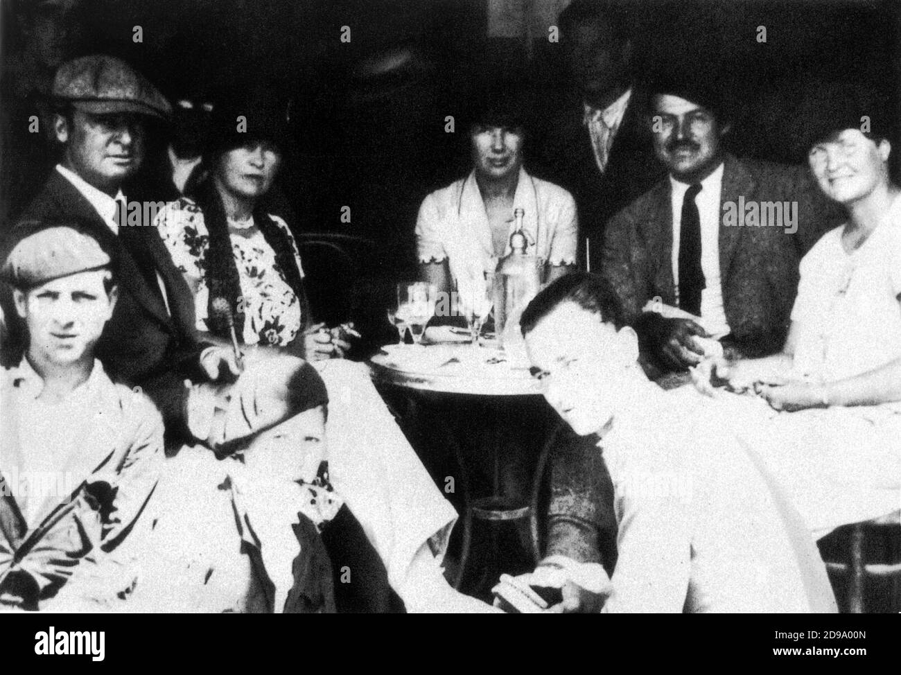 Legendäre amerikanische Auswanderer trinken Absinth vor den Stierkämpfen in Pamplona , Spanien , 1926 . Von links nach rechts: der amerikanische Künstler GERAL MURPHY (1888 - 1964) und seine Frau SARA MURPHY (1883 - 1975), PAULINE PFEIFFER (die nächste zweite Frau Hemingway), ERNEST HEMINGWAY im Baskenland Beret und seine Frau HADLEY. Drei spanische schuhputzservice besuchen Gerald . Hemingway liebte Absinth wegen seiner "ideenverändernden" Wirkung - ASSENZIO - letteratura - Literatur - letterato - Hut - basco - SCRITTORE ---- Archivio GBB Stockfoto