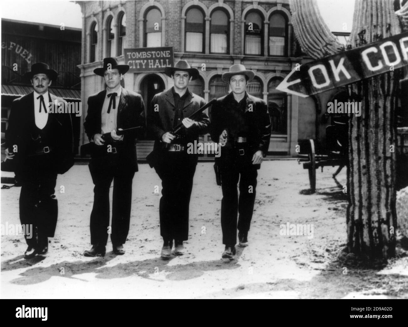 1957 , USA : Kirk Douglas und Burt Lancaster im SCHIESSKAMPF AM O.K. CORRAL ( Sfida all' OK Corral ) von John STURGES - FILM - FILM - KINO - WESTERN - Cowboy - duello - Duel ---- Archivio GBB Stockfoto