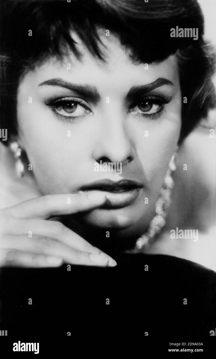 1958 , USA : die gefeierte italienische Filmschauspielerin SOPHIA LOREN in einem Hollywood-Pubblicity noch Porträt für den Film HAUSBOOT ( UN marito per Cinzia ) Von Melville Shavelson - FILM - KINO - FILM - Occhi - Augen - bocca - labbra - Lippen - Mund - gioiello - gioielli - Diamante - diamanti - Diamant - Diamanten - Schmuck - Schmuck - ritratto --- Archivio GBB Stockfoto