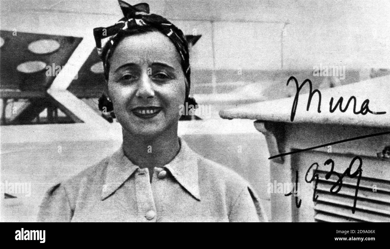 1939 , ITALIEN : die beliebte italienische Schriftstellerin MURA ( echter Name Maria Volpi Nannipieri , 1892 - 1940 ) , Vor kurzem titled wie die ' italienische Collette ' - Edizioni Sonzogno - SCRITTORE - SCRITTRICE - LETTERATURA - LITERATUR - letterato - Unterschrift - Autografo - colletto - Kragen - Foulard - ROMANZO ROSA - Romantik ---- Archivio GBB Stockfoto