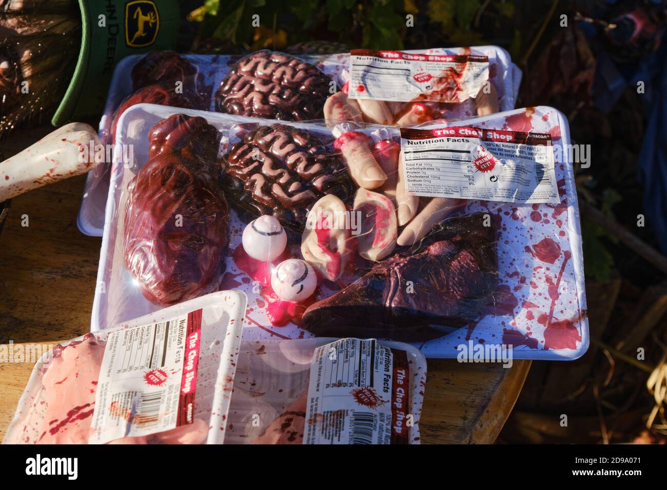 Halloween Prop von menschlichen Organen in der Verpackung aussehen zu machen Als ein Fleisch zum Verkauf Display Stockfoto
